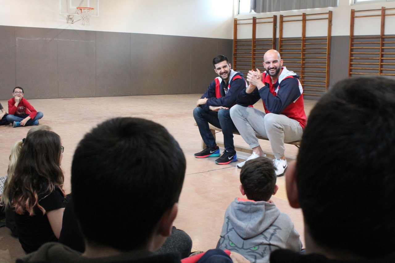Xavi Rey i Aleks Cvetkovic, de visita a l’escola Joncadella de Sant Joan