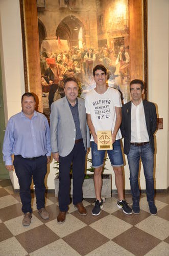 El Ayuntamiento de Manresa recibe Toni Naspler, campeón de Europa de baloncesto sub16