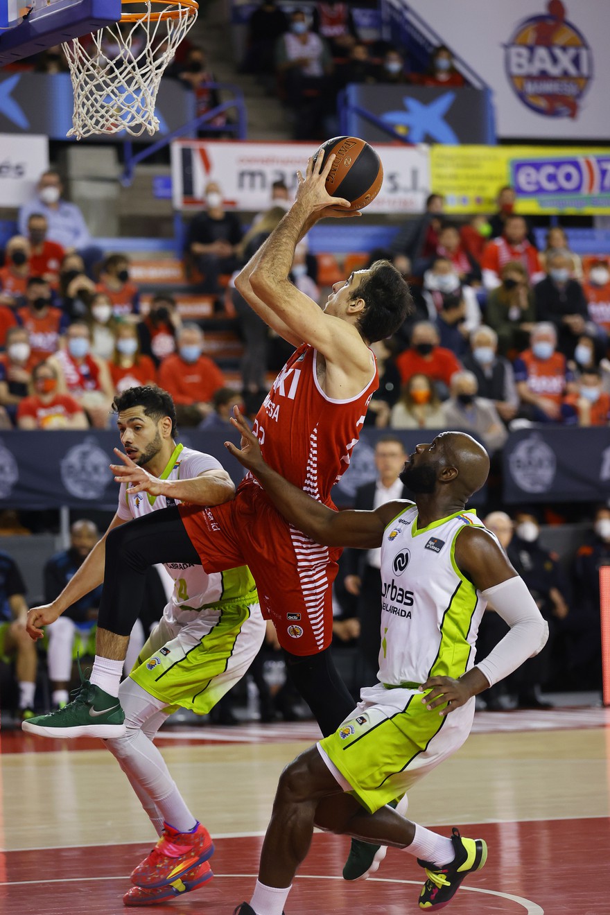 Photo Gallery J24: BAXI Manresa 99 - Urbas Fuenlabrada 89