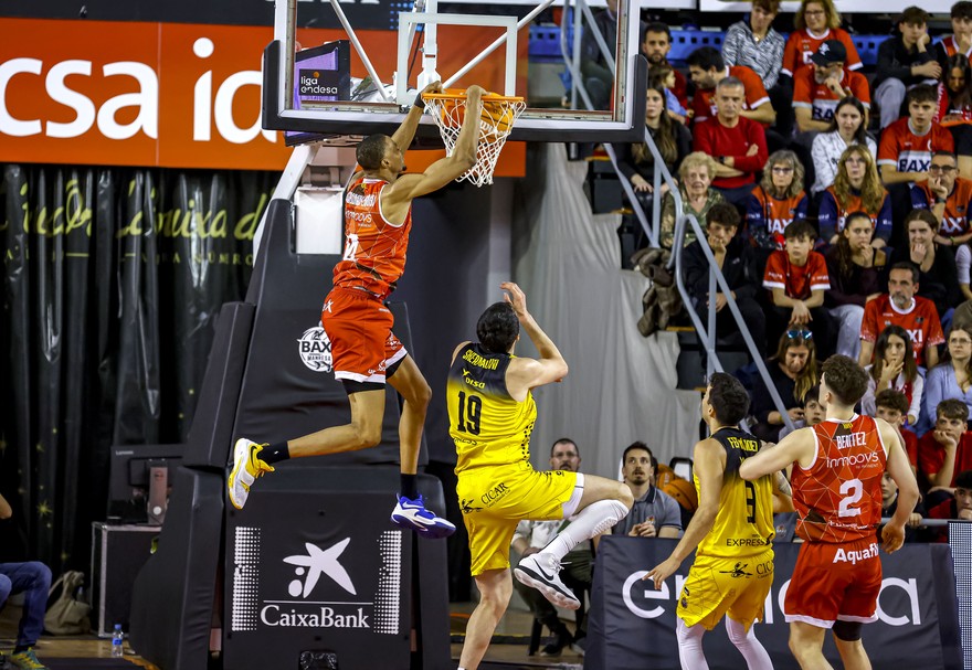 A BAXI Manresa with courage defeats Tenerife in the Congost