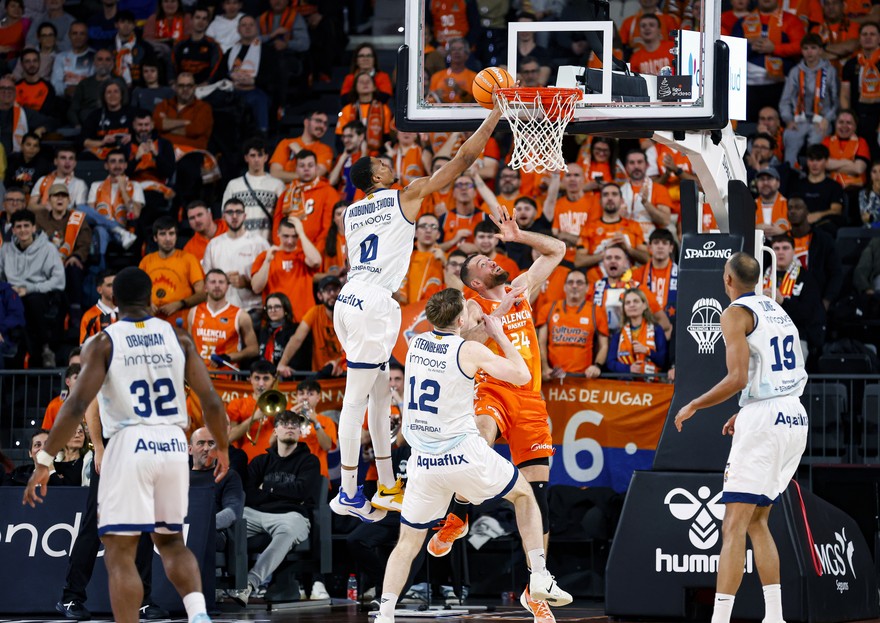 BAXI Manresa loses in its first visit to the Roig Arena