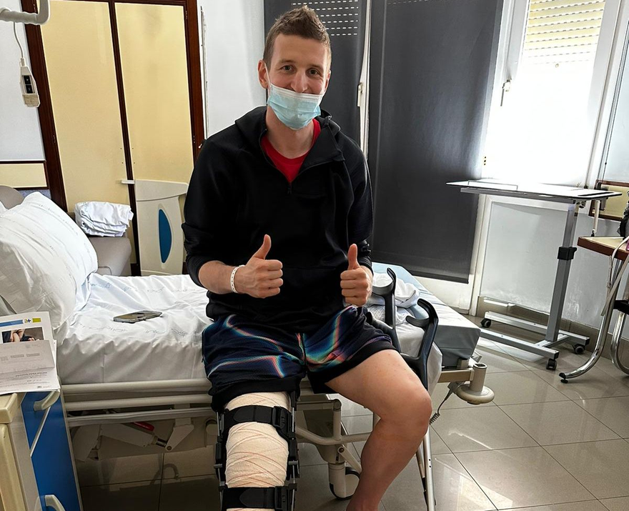 Adam Waczynski, operat amb èxit del genoll