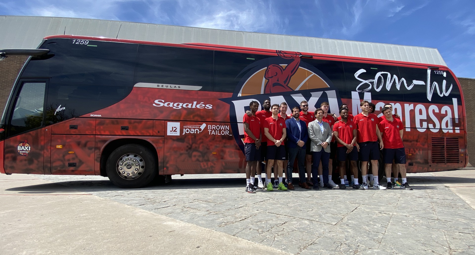 Sagalés y el BAXI Manresa estrenan un nuevo bus para el equipo
