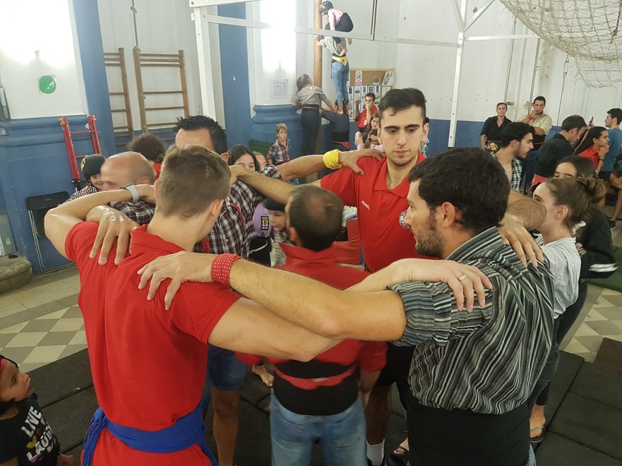 El BAXI Manresa hace "pinya" con los Castellers