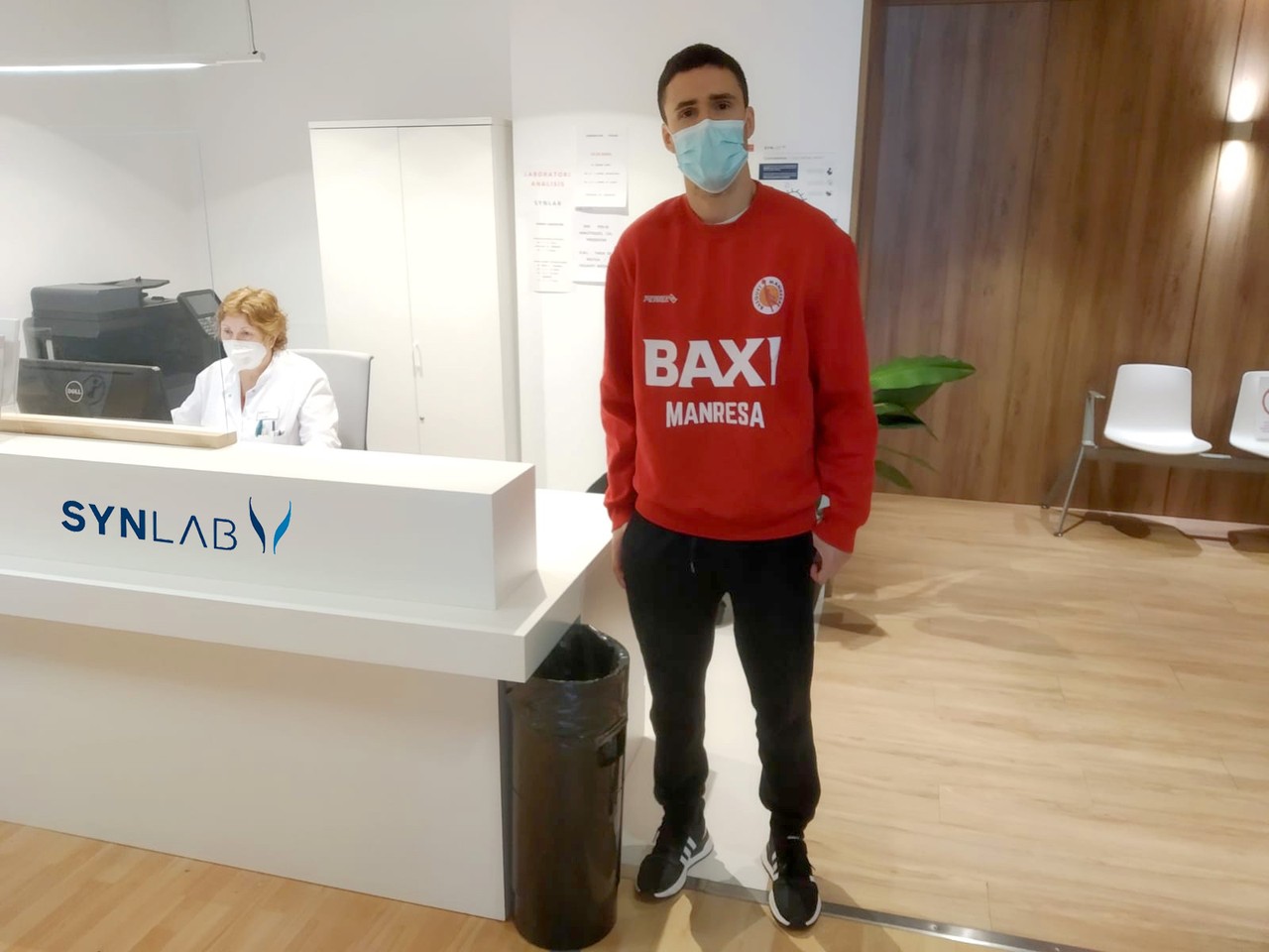 Los jugadores del BAXI Manresa pasan macetas del Covidien-19 en los laboratorios Synlab