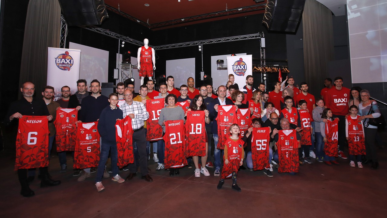 Los jugadores del BAXI Manresa entregan las camisetas solidarias contra el cáncer