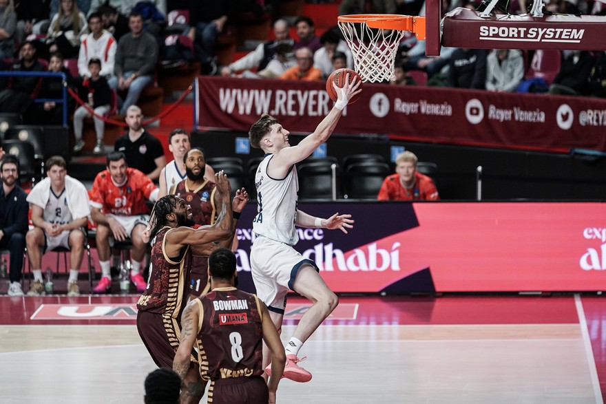 BAXI Manresa fights, improves but falls by 4 points in Venice