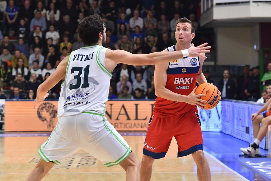 The good work of BAXI Manresa leads him to win a game against Dinamo Sassari