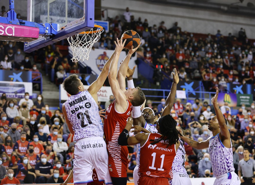 Photo Gallery J08: BAXI Manresa 87 - Surne Bilbao Basket 79