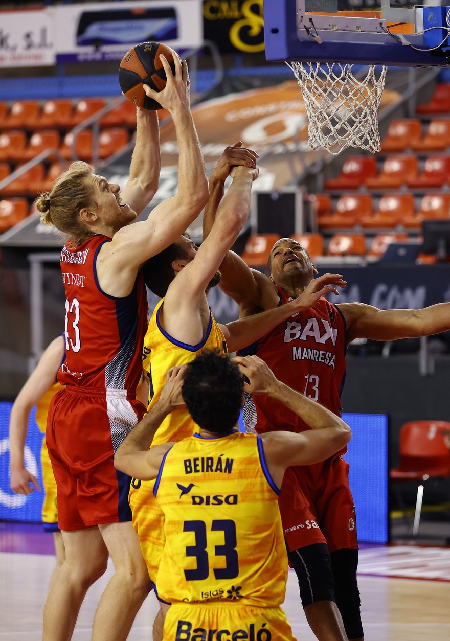 Photo Gallery J16: BAXI Manresa 64 -  Herbalife Gran Canaria 71