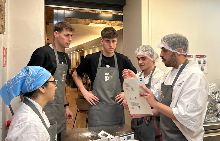 BAXI Manresa players dress up as volunteers to spend a morning at AMPANS