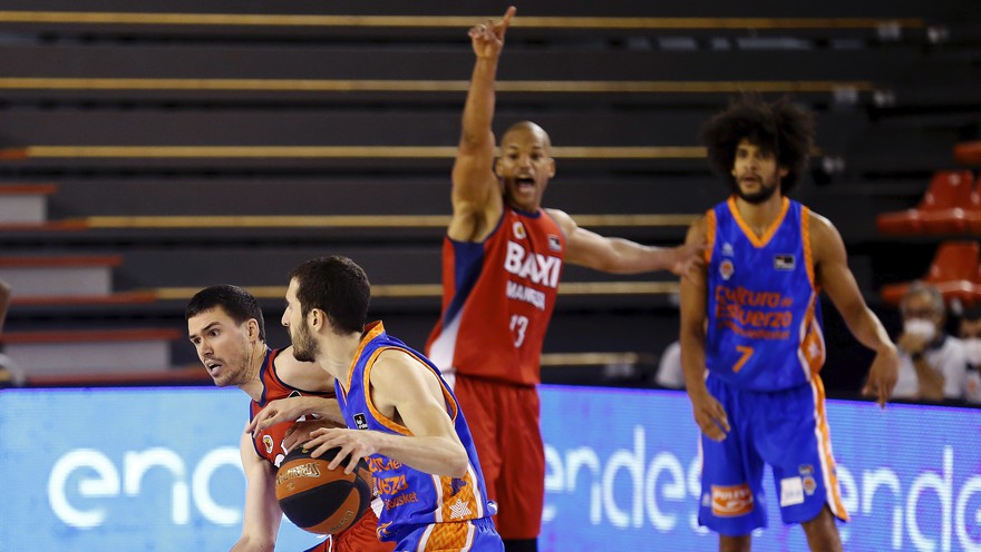 El BAXI Manresa lluita fins als últims minuts davant el València Basket