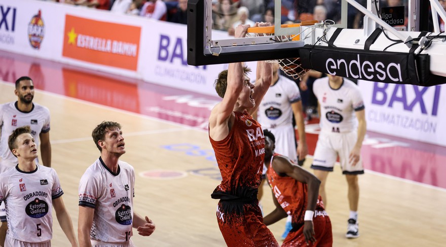 BAXI Manresa knocks out Obradoiro from the defense