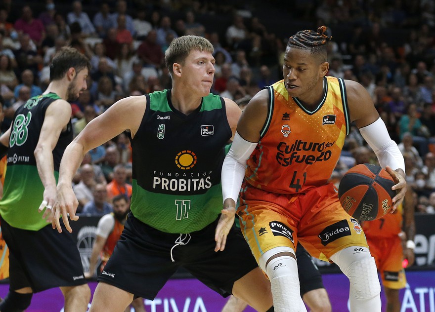 Pedro Martínez visits the court where he was champion