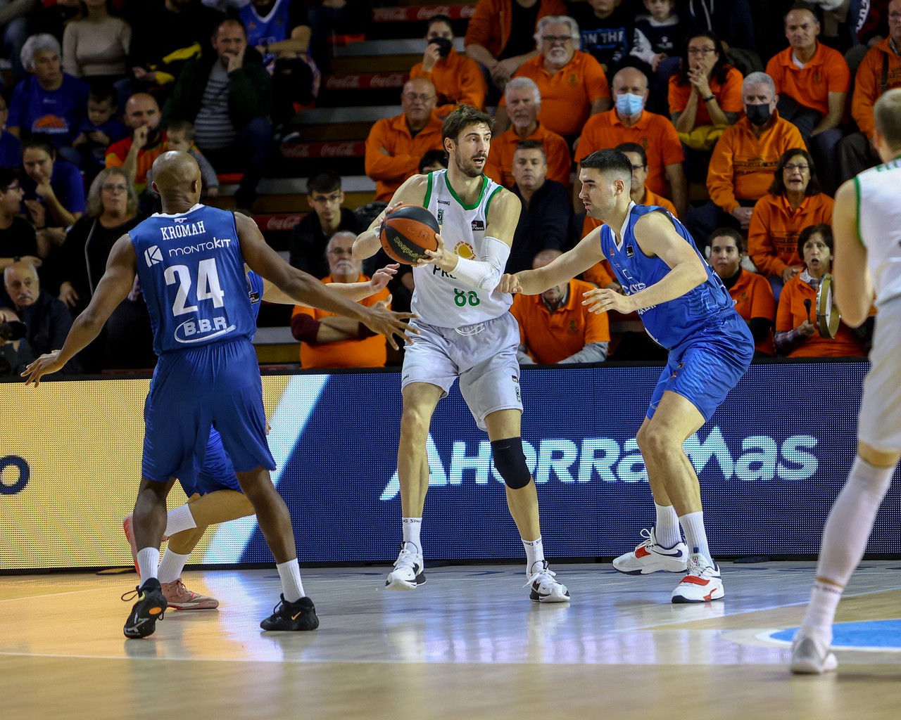 A derby with a clear statistical leader and two Badalonians on the Manresa bench