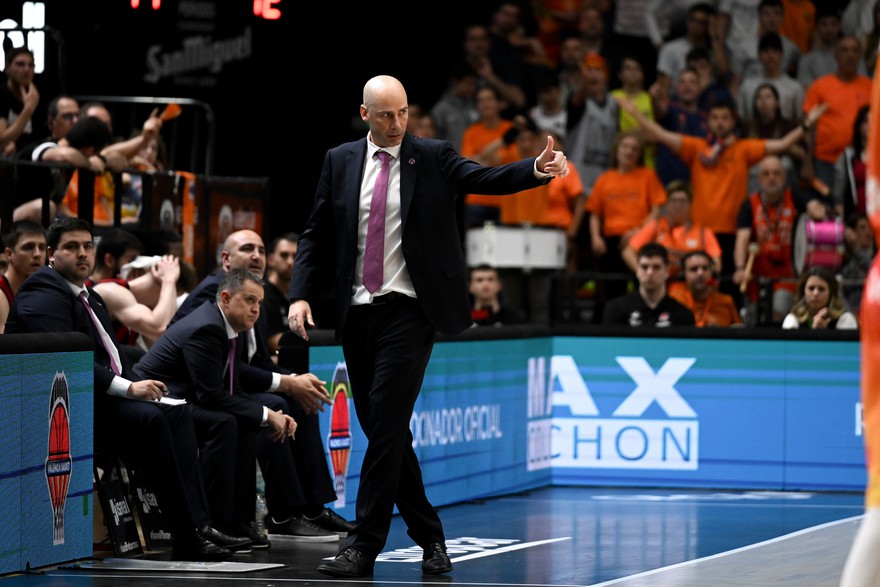 Joan Peñarroya and Pedro Martínez in front of a well-known bench