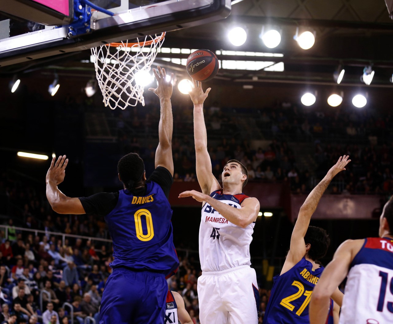 A BAXI Manresa fighter falls on the Barça court