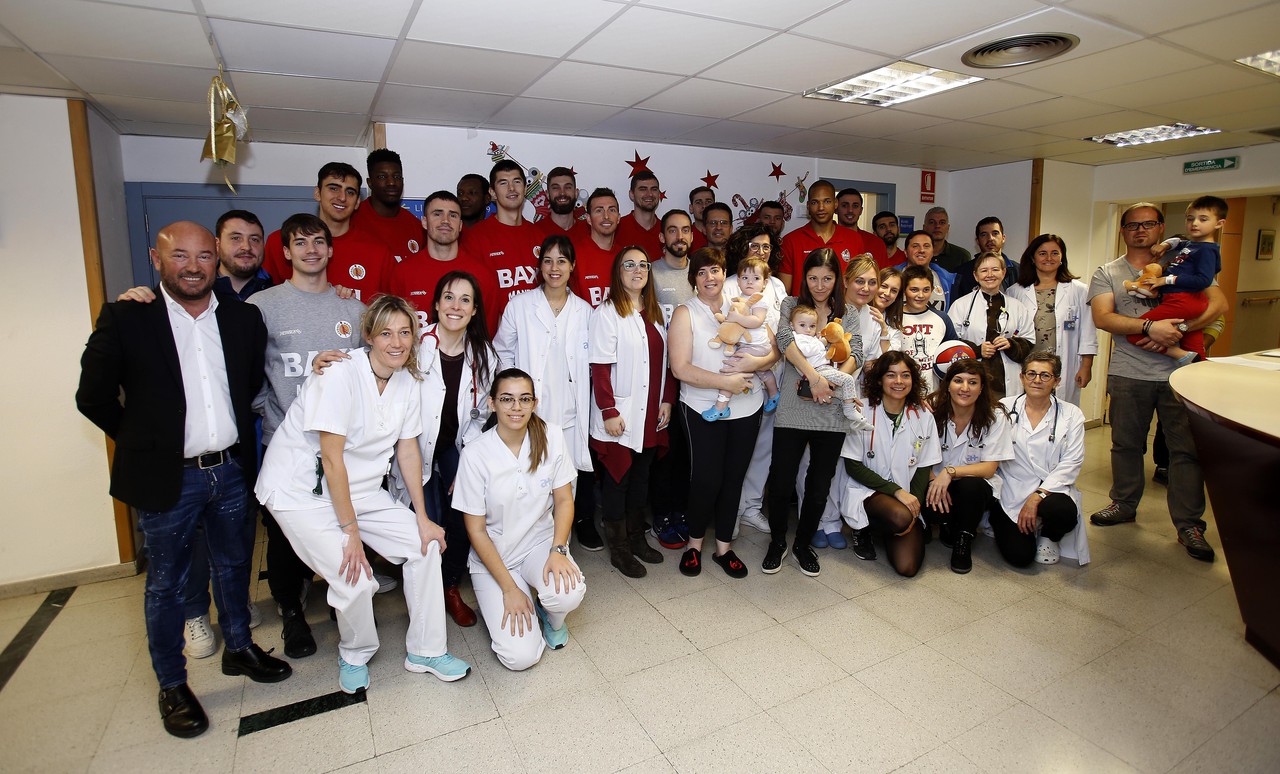 La plantilla del BAXI Manresa visita el l'Hospital Sant Joan de Déu