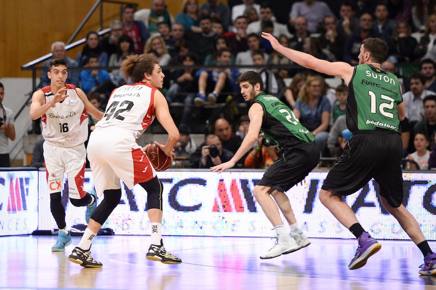 Un mal darrer quart i la inspiració de la Penya anul·la La Bruixa d’Or Manresa a Badalona