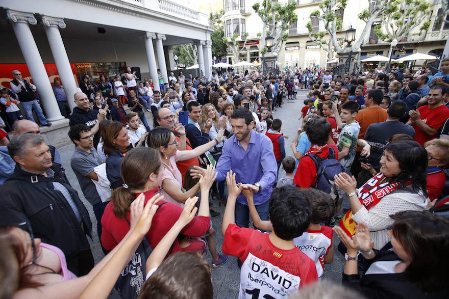 L’ICL Manresa celebra la permanència amb l’afició al centre de la ciutat