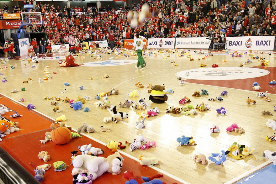 VIDEO: This was the solidarity rain of stuffed animals in the Nou Congost