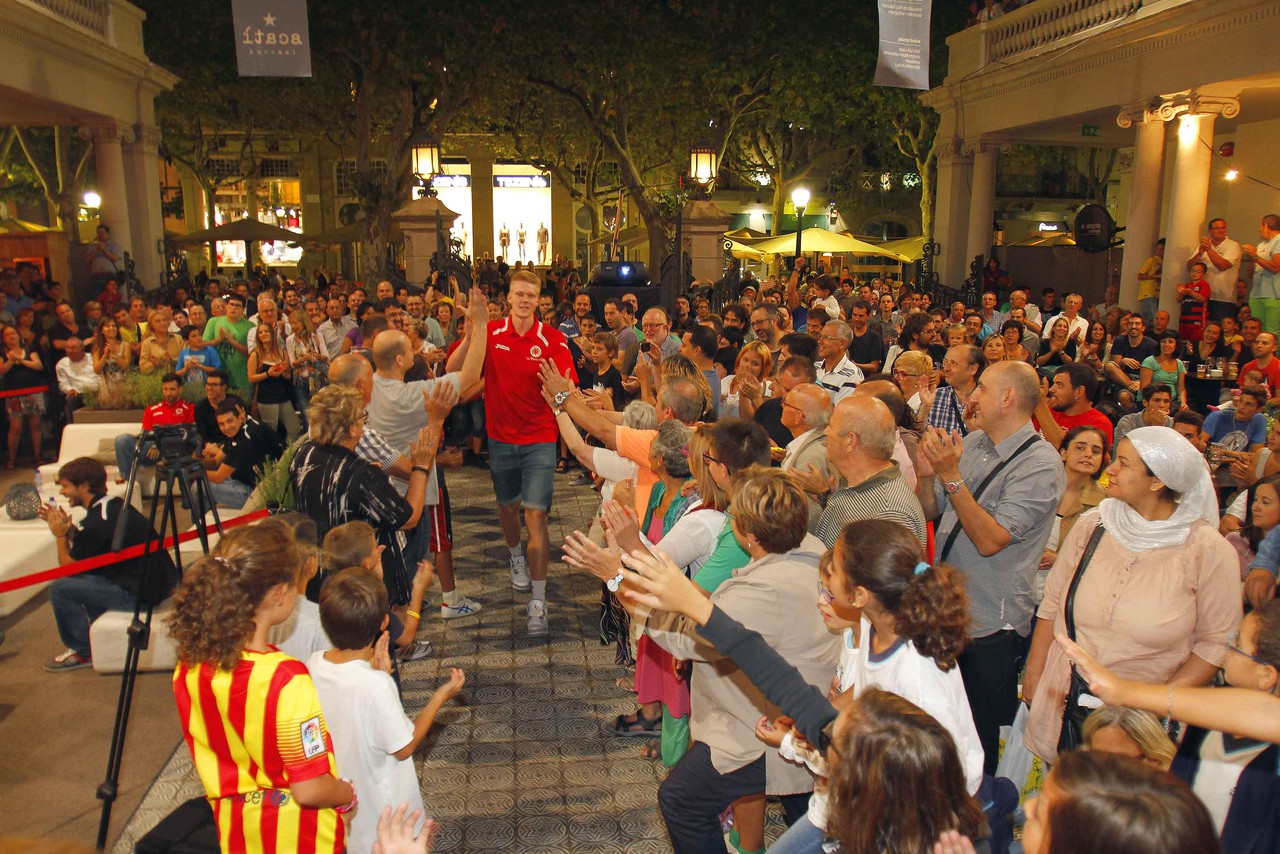 La Bruixa d’Or fa pinya al cor de Manresa