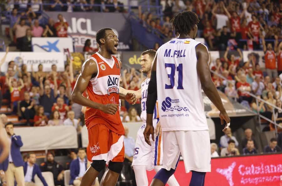 L’ICL Manresa i un Congost pletòric posen el 2-0 a la final (76-74)