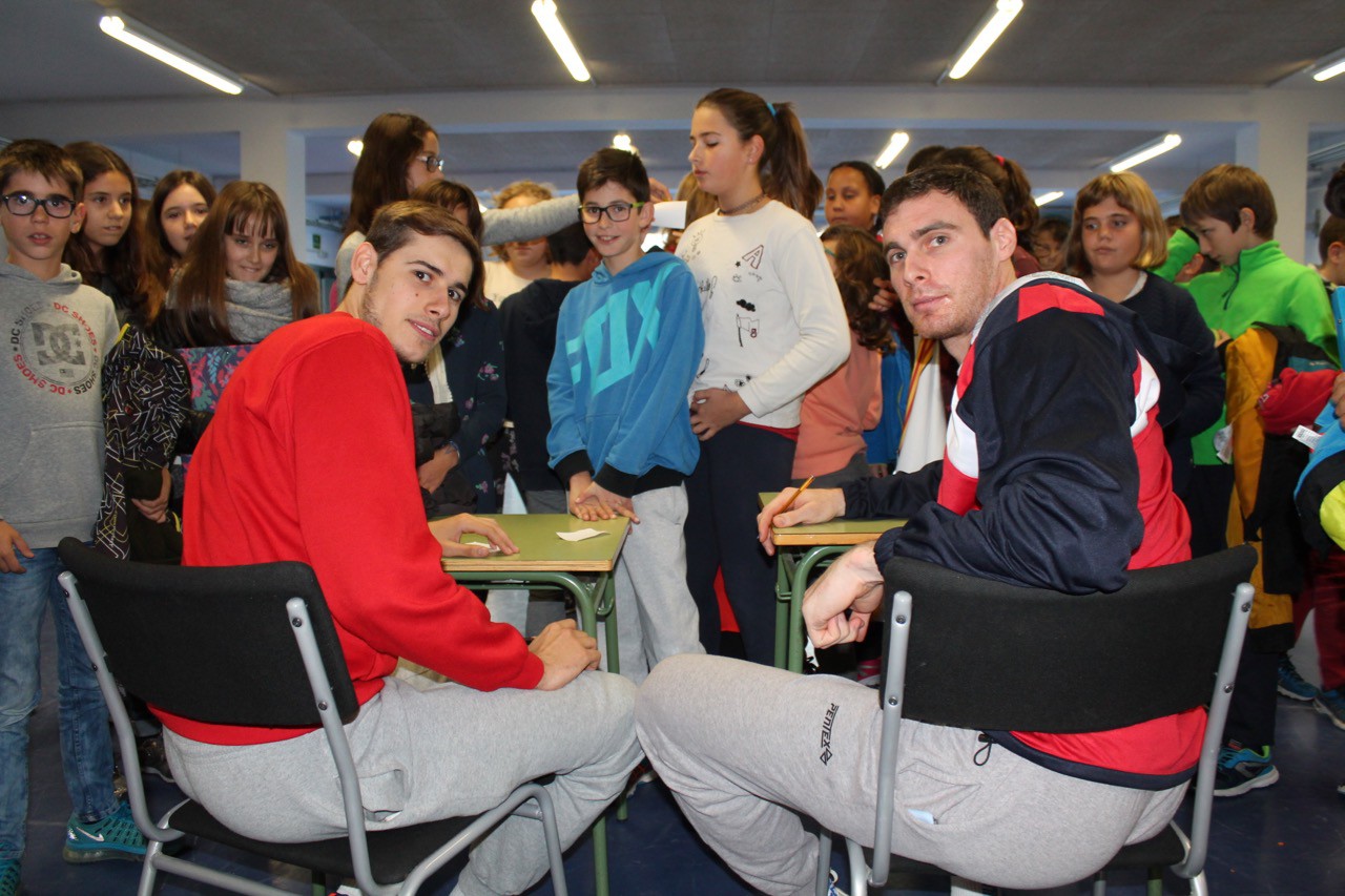 Joe Trapani i Guillem Jou visiten l’escola Alta Segarra, de Calaf