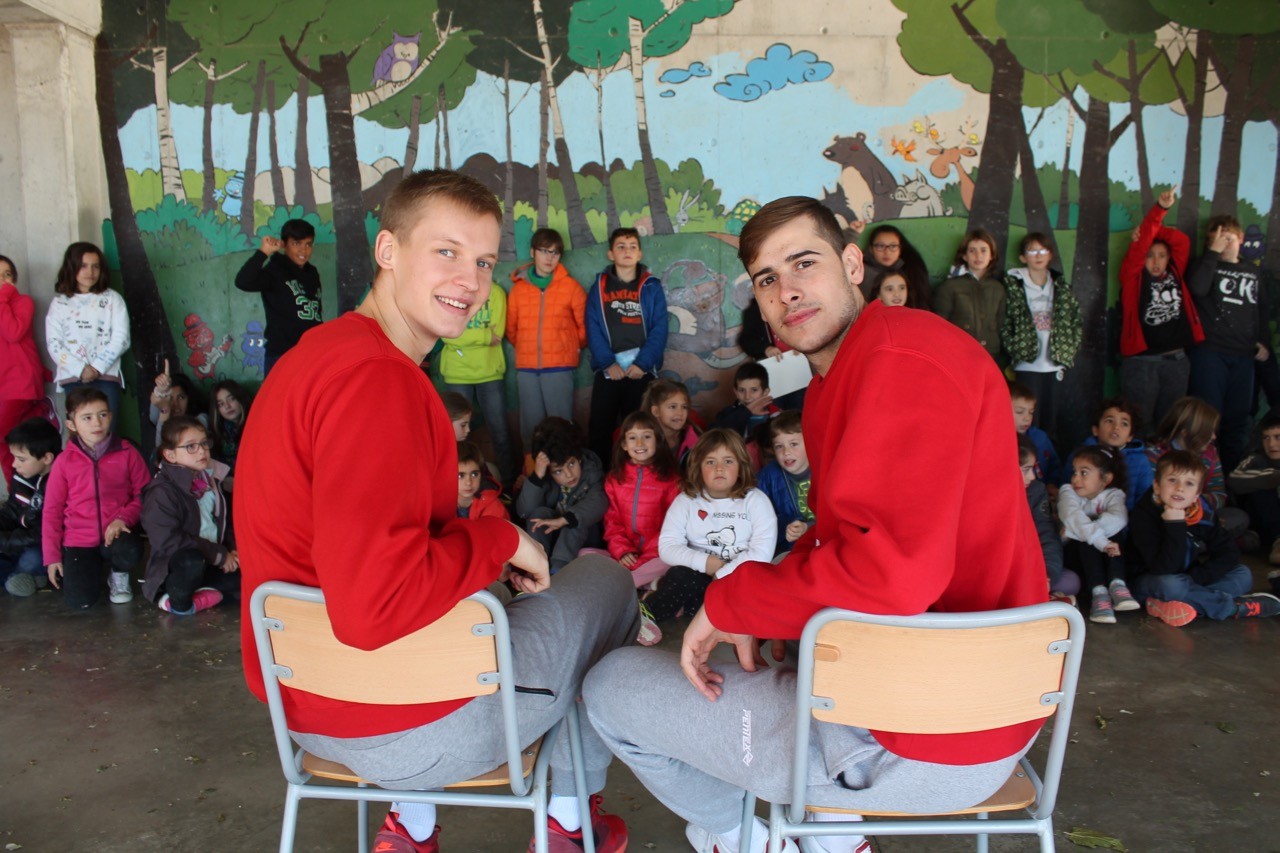 Guillem Jou i Jakis Gintvainis visiten l’escola Anton Busquets de Calders