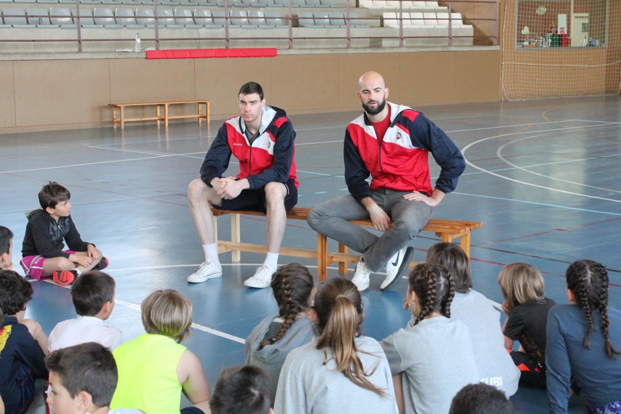 Xavi Rey i Joe Trapani visiten el Campus de Setmana Santa del CB Santpedor