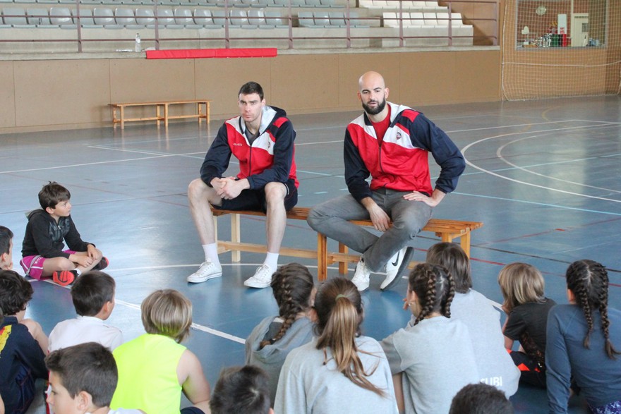 Xavi Rey i Joe Trapani visiten el Campus de Setmana Santa del CB Santpedor