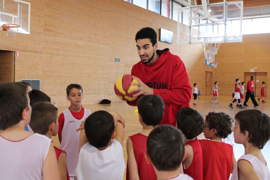 El Campus de Setmana Santa diverteix els nens… i els jugadors de l’ICL Manresa