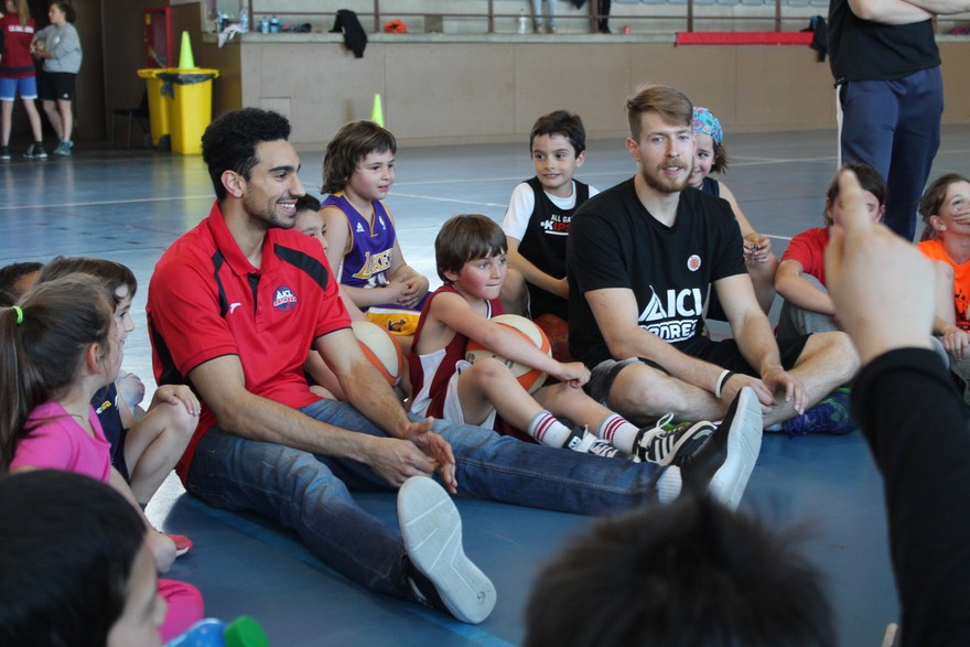 Patrik Auda i Juan García comparteixen un entrenament amb els jugadors del CB Santpedor