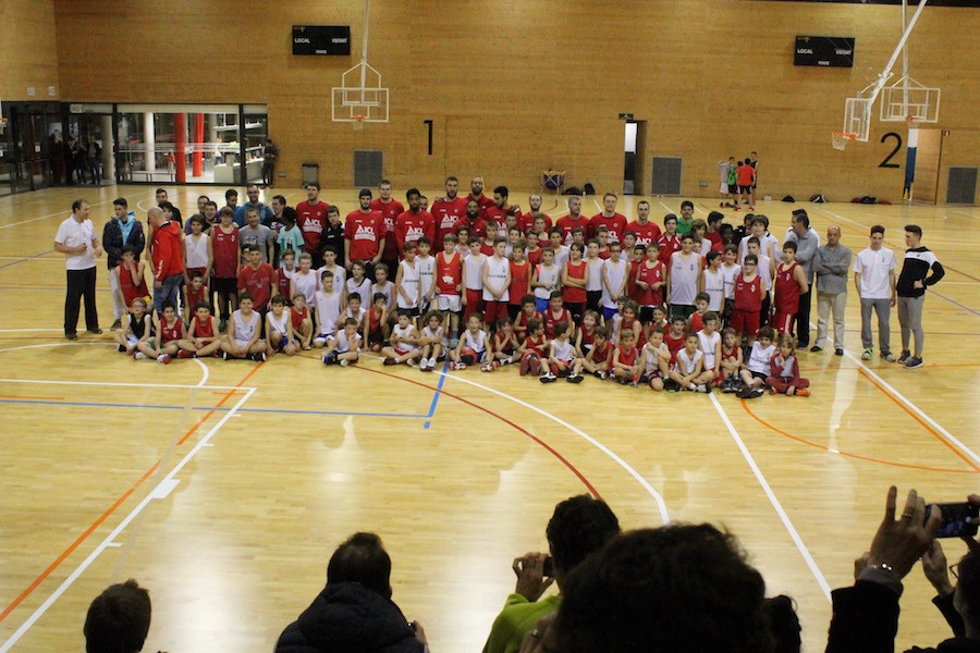 Trobada nadalenca dels jugadors amb els nens del CBiUM