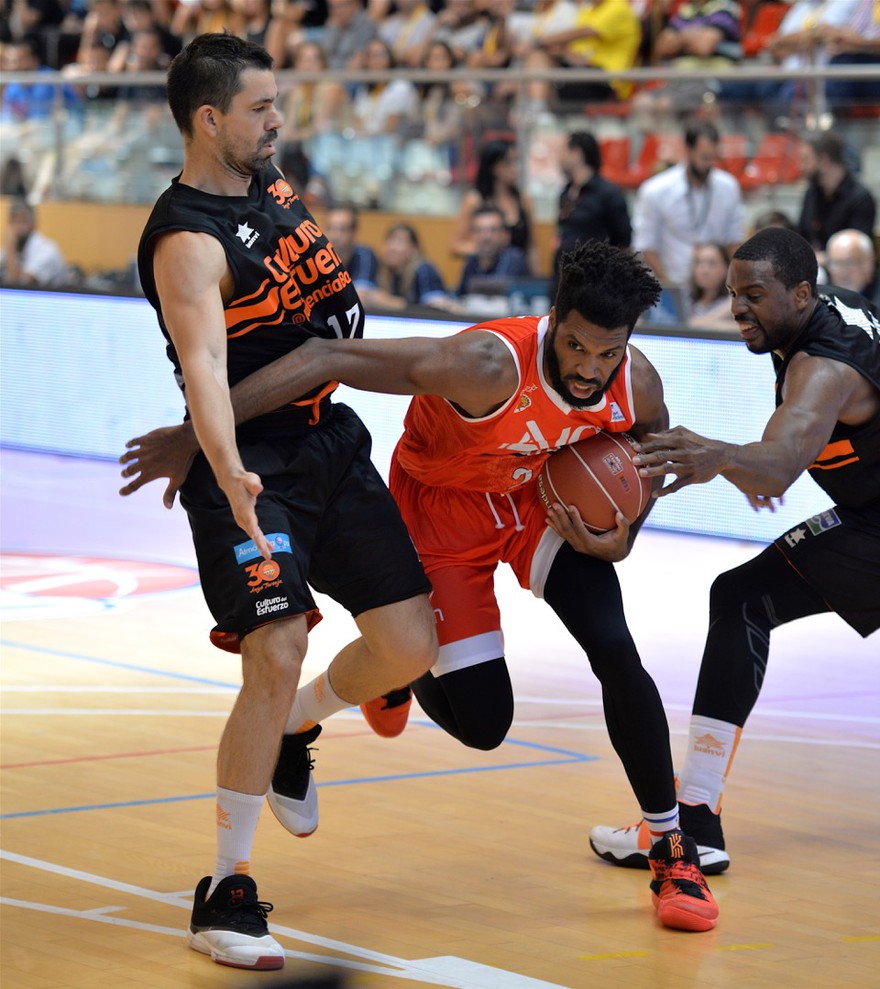 Segundo partido de pretemporada del ICL Manresa, con derrota ante el Valencia Basket