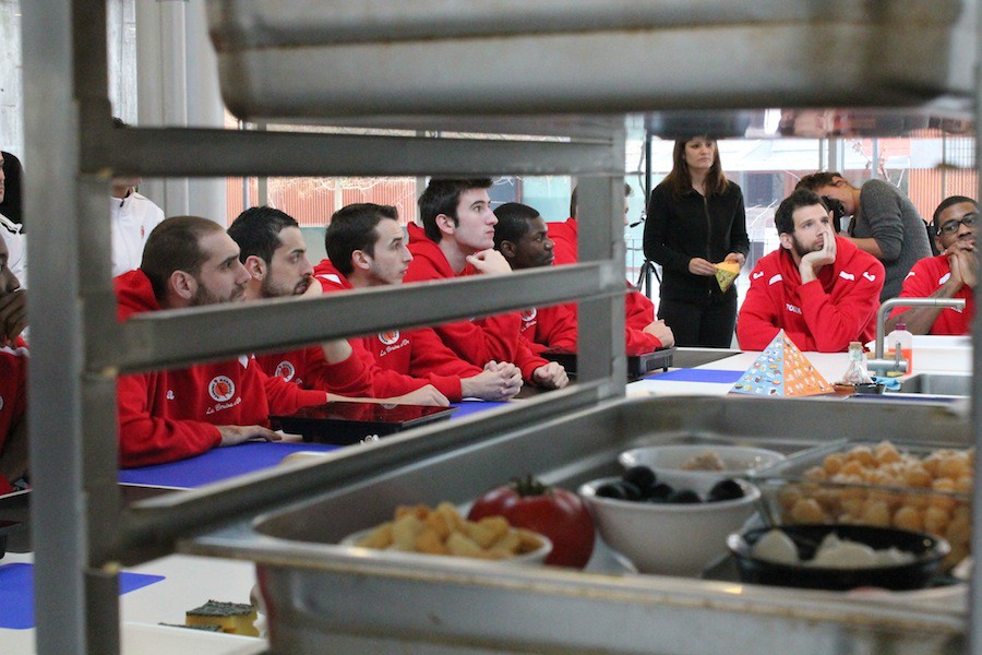 La Bruixa d’Or players get into the kitcken of Fundació Alícia!