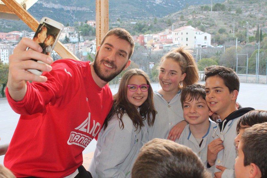 Grigonis i Musli visitan el colegio FEDAC de Monistrol de Montserrat