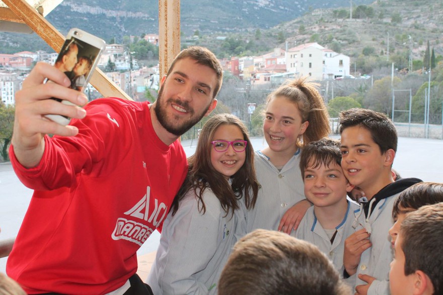 Grigonis i Musli visitan el colegio FEDAC de Monistrol de Montserrat