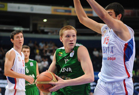 La Bruixa d’Or Manresa fitxa la promesa lituana Marius Grigonis