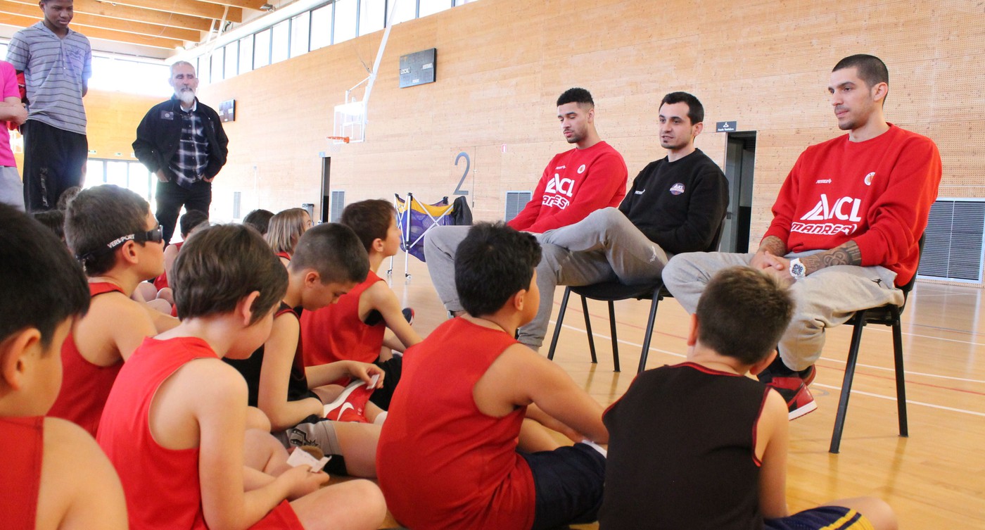 Els nens i nenes del Campus de Setmana Santa comparteixen pista amb els seus ídols