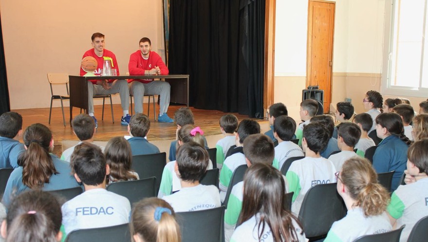 Alex Mazaira i Nil Brià fan una visita a l’escola FEDAC de Monistrol de Montserrat