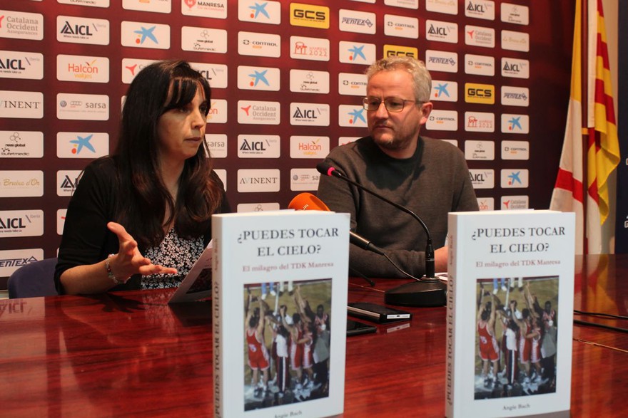 Angie Bach presenta el seu llibre «¿Puedes tocar el cielo? El Milagro del TDK Manresa»