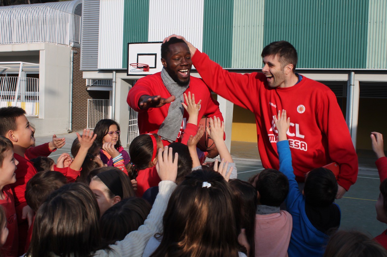 Javi Mugica i Ashley Hamilton diverteixen els alumnes de l’escola Torres Amat de Sallent