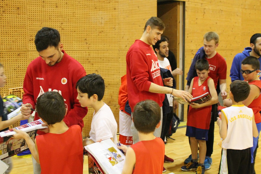 Els “grans” de l’ICL Manresa fan una visita nadalenca als equips base