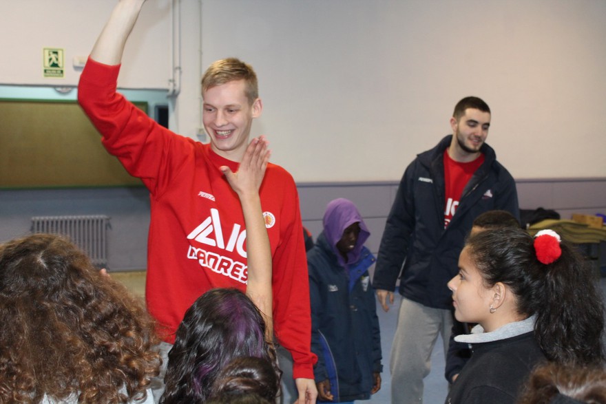 Gintvainis i Brià visiten l’escola “Muntanya del Drac” del barri del Xup de Manresa