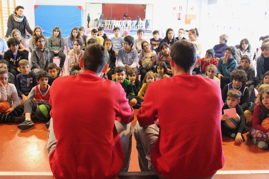 Jordi Trias i Guillem Jou, amb els alumnes de l’escola Montserrat de Sant Salvador de Guardiola