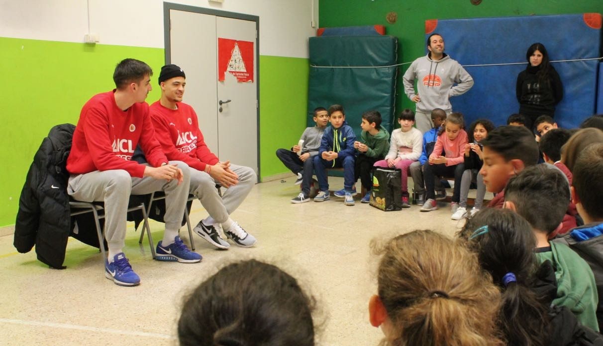 Gabriel Lundberg i Alex Mazaira visiten l’escola La Font de Manresa