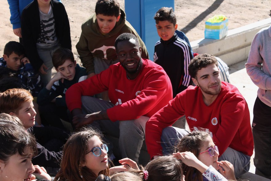 Ashley Hamilton i Dani Garcia visiten els alumnes del CEIP Catalunya de Navarcles