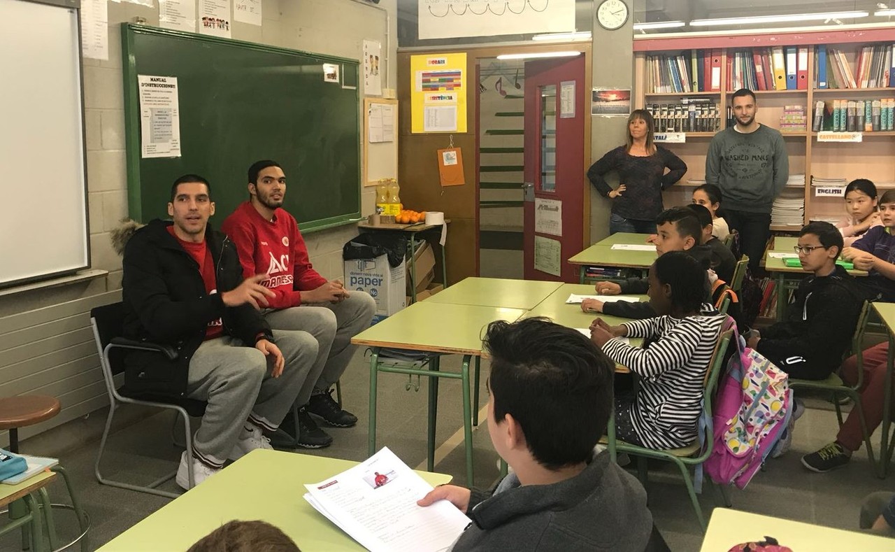 Nacho Martín i Bebo passen una bona estona amb els nens i nenes de l’escola Pare Algué