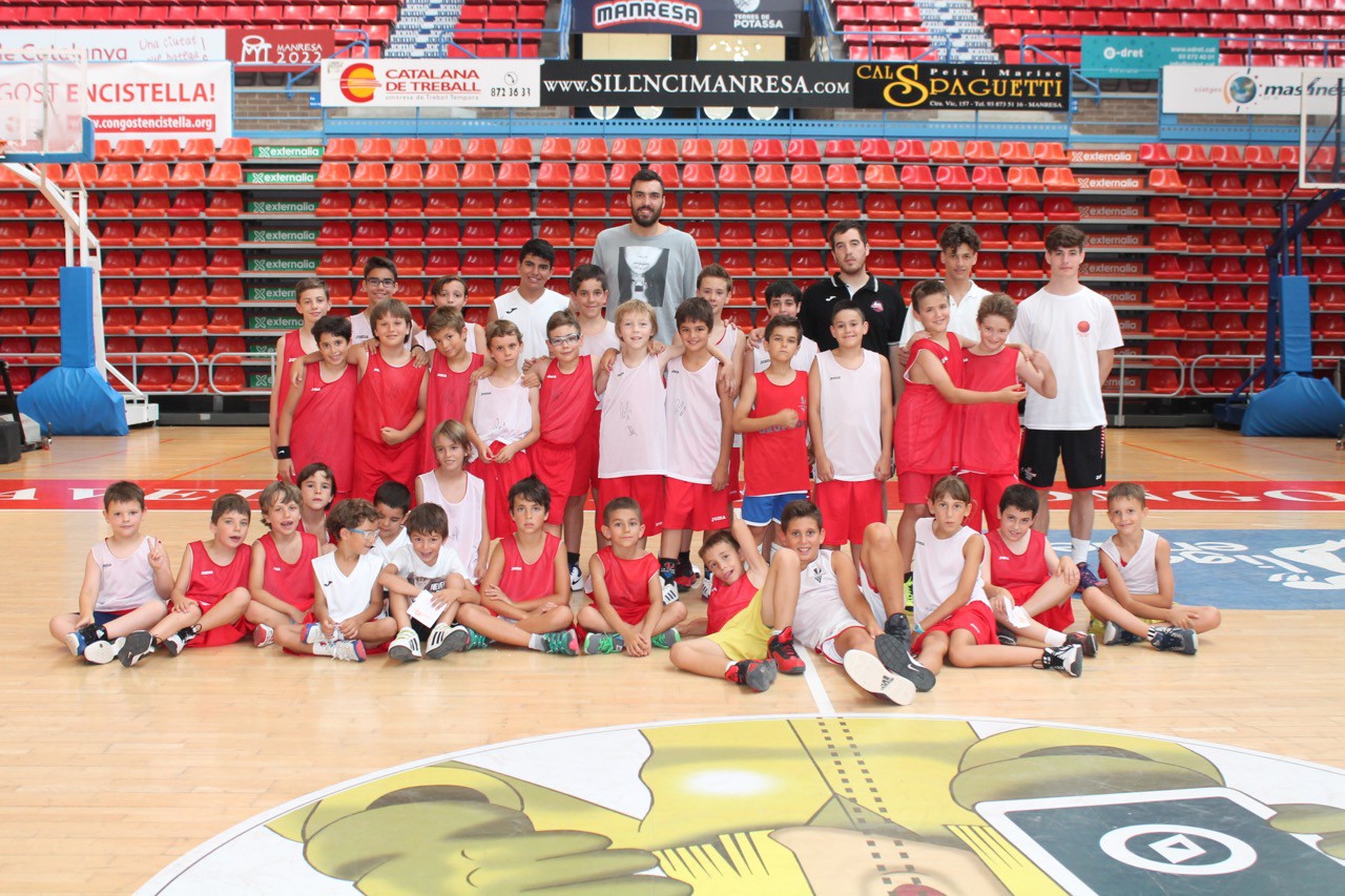 Pierre Oriola visita el Campus d’estiu de Bàsquet Manresa